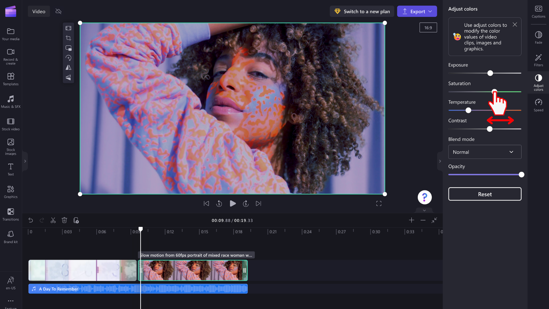Uma imagem de um utilizador a editar a cor de um vídeo com o controlo de deslize.