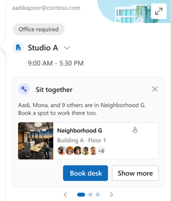 Uma captura de ecrã do cartão de localização de trabalho que inclui um botão para Reservar uma secretária para um evento presencial.