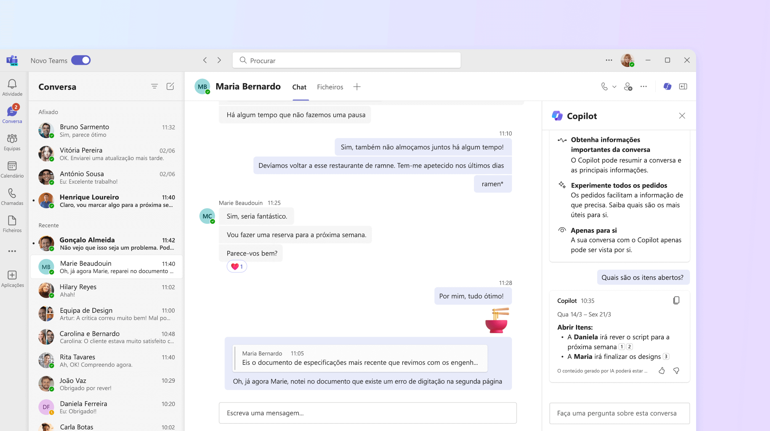 A captura de ecrã mostra o Copilot no chat do Teams a responder a uma pergunta sobre os itens abertos da reunião.