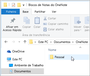 Captura de ecrã da pasta Documentos do Windows com a pasta Bloco de Notas do OneNote visível.