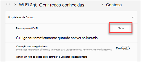 Captura de ecrã das Definições do Windows na página de perfil Wi-Fi, com a opção Mostrar Wi-Fi palavra-passe de rede realçada a vermelho.