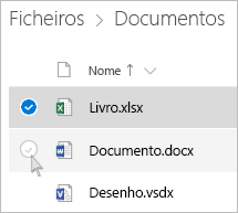 Captura de ecrã a mostrar a seleção de um ficheiro na vista de lista do OneDrive