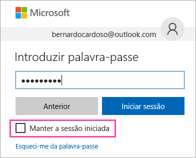 Uma captura de ecrã a mostrar a caixa de verificação Manter a sessão iniciada na página de início de sessão do Outlook.com