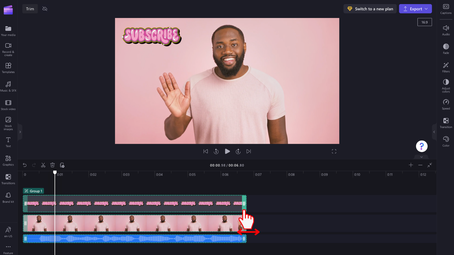 Uma imagem de um utilizador a arrastar as barras laterais para a esquerda e para a direita para cortar ou expandir o vídeo.