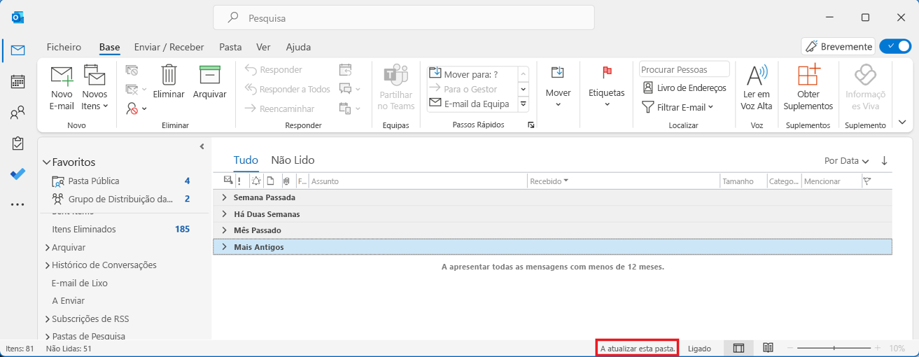 Caixa de correio partilhada do Outlook com a mensagem "A atualizar esta pasta" dentro de um círculo numa caixa vermelha