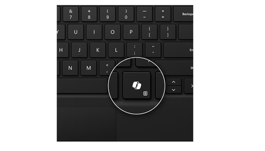 Captura de ecrã a mostrar a tecla Copilot no teclado Surface Pro preto para empresas.