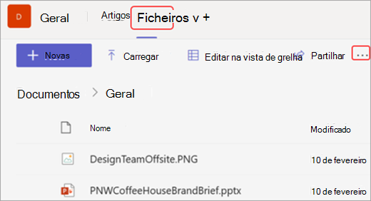 Captura de ecrã do separador Ficheiros e da opção Abrir no SharePoint no Microsoft Teams,