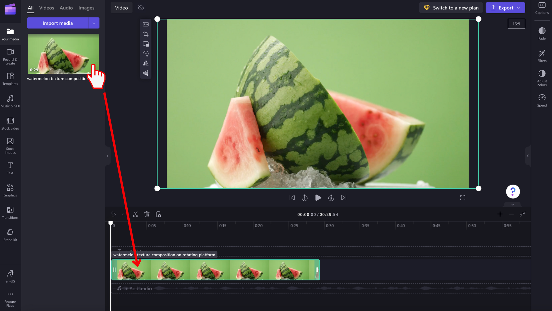 Uma imagem de um utilizador a adicionar um vídeo através da pré-visualização em ecrã inteiro.