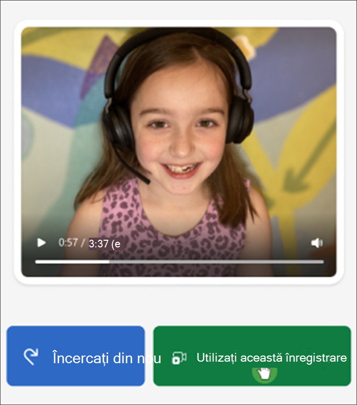 Captură de ecran a vizualizării elevului/studentului cu progresul citirii, o fată albă cu câțiva dinți care zâmbesc în cameră și butoanele de sub ea citesc "încercați din nou" și "utilizați această înregistrare"