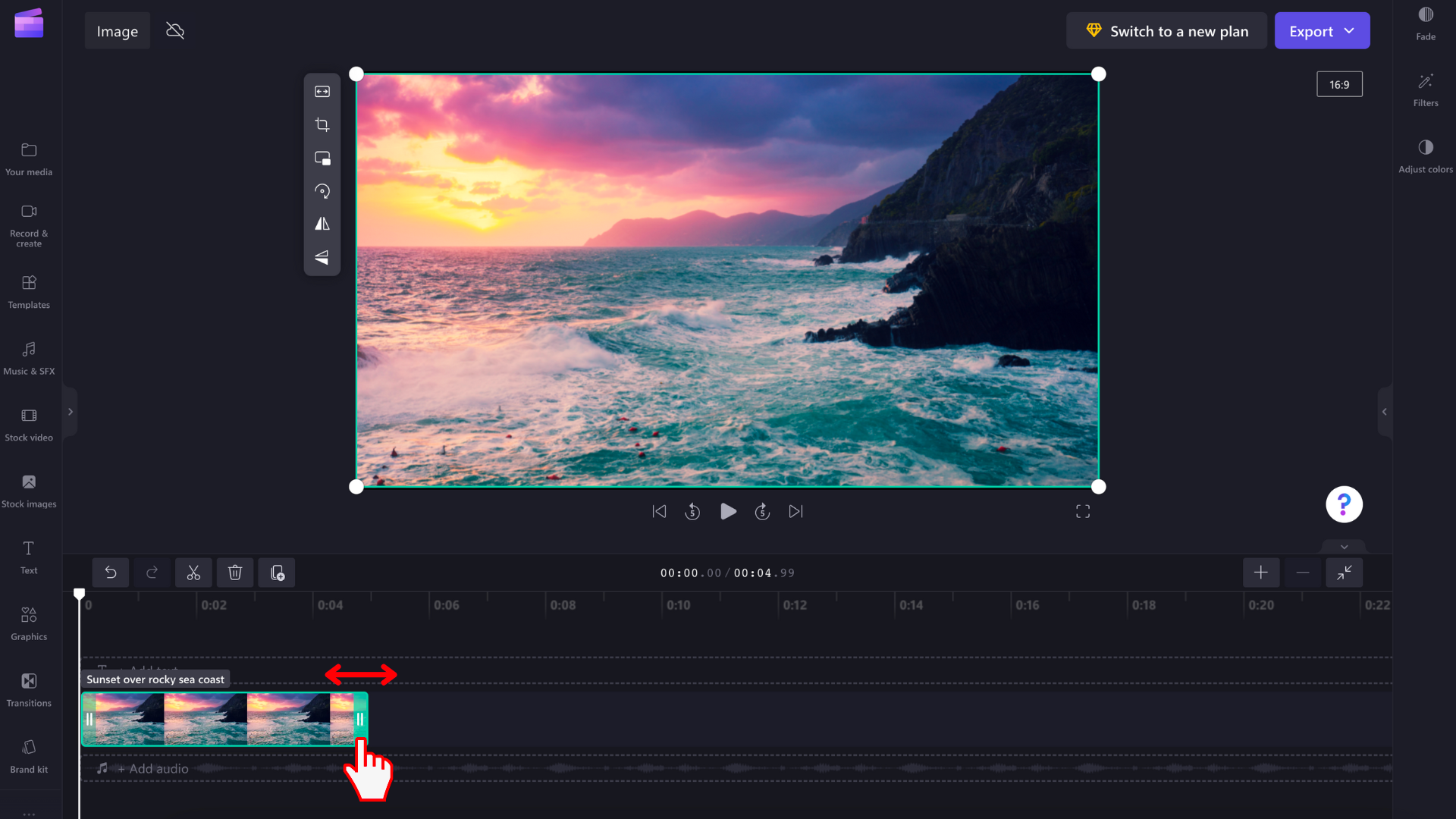 O imagine cu un utilizator glisând barele laterale verzi pentru a edita durata imaginii în cronologie.