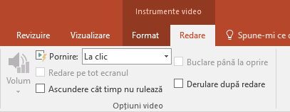 Fila Redare de pe panglica PowerPoint are opțiuni pentru a alege cum să redați un videoclip.