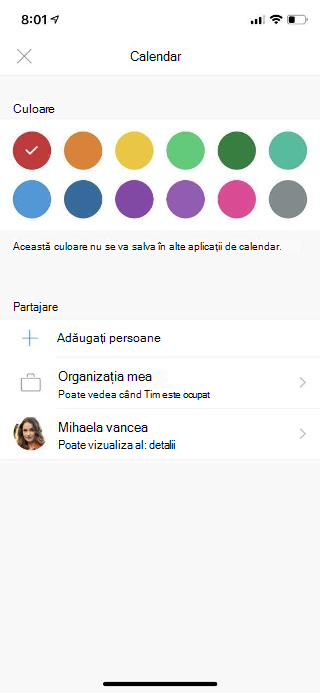 Afișează un ecran mobil cu "Calendar" în partea de sus. Sub secțiunea "Partajare", există câteva opțiuni și numele unei persoane care a fost adăugată.