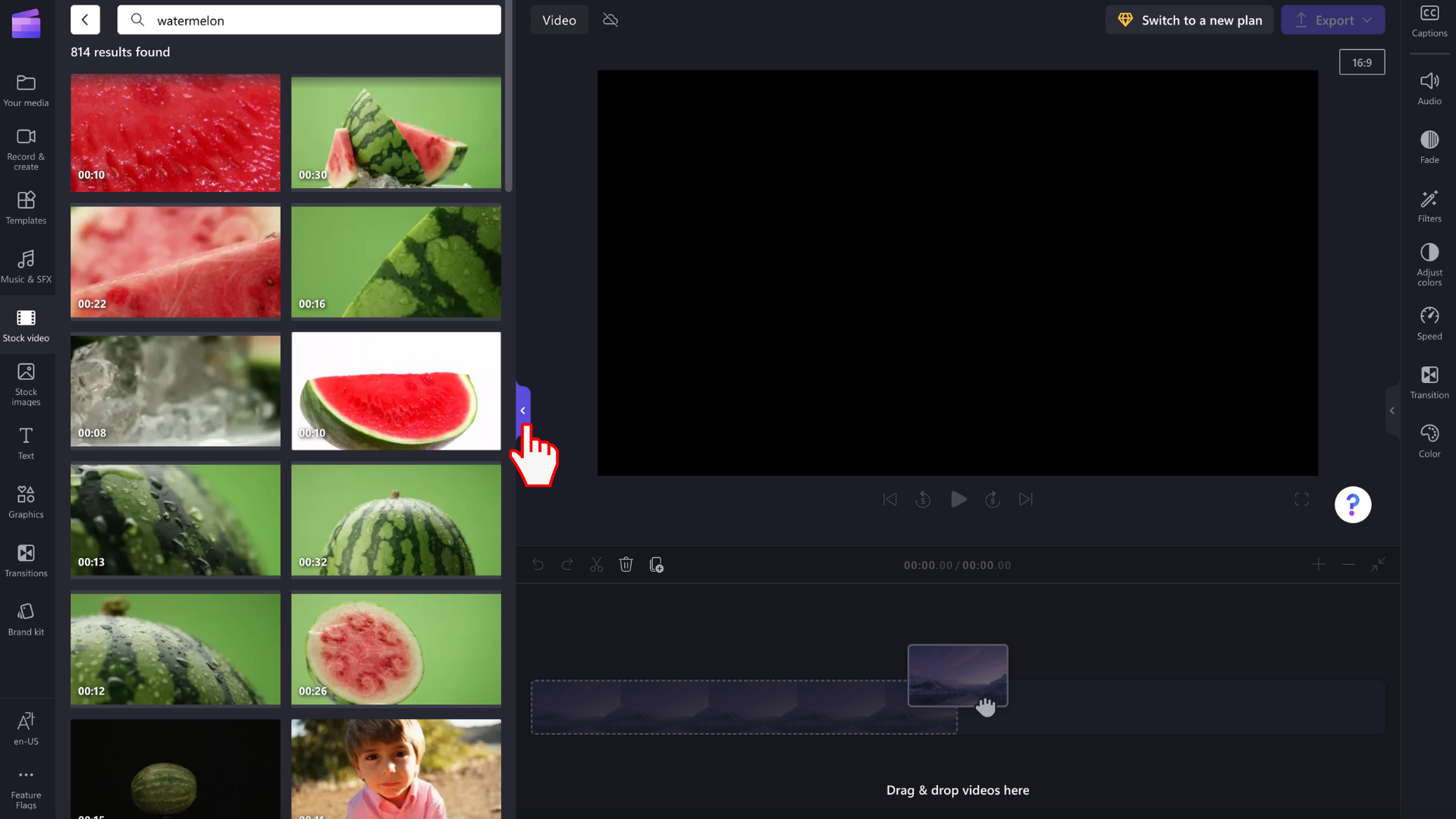 O imagine cu un utilizator glisând și fixând un videoclip în cronologie.