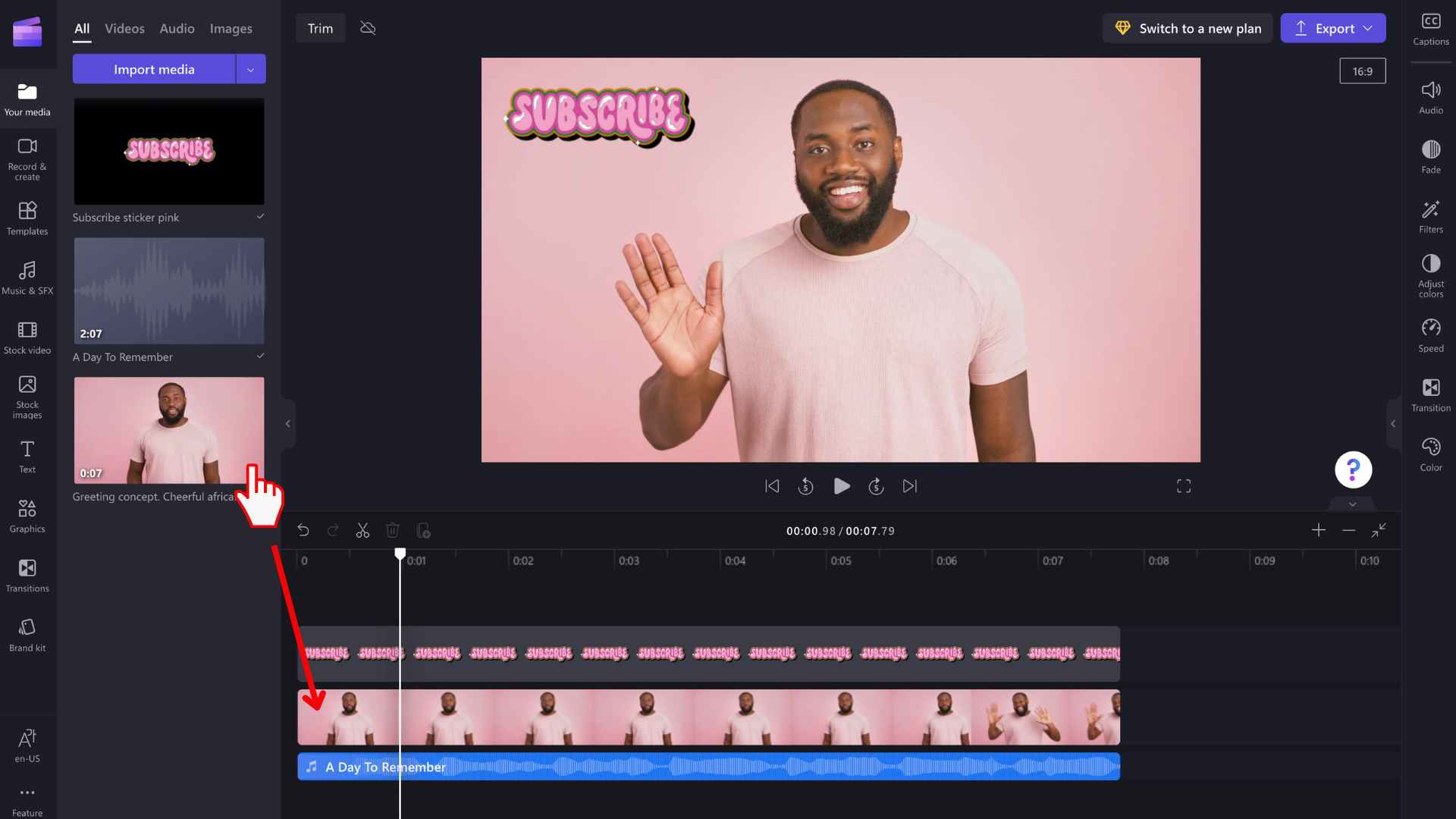 O imagine cu un utilizator adăugând un videoclip în cronologie.