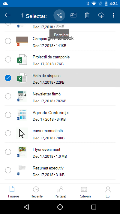 Captură de ecran cu aplicația mobilă OneDrive cu un fișier selectat și pictograma de încărcare evidențiată