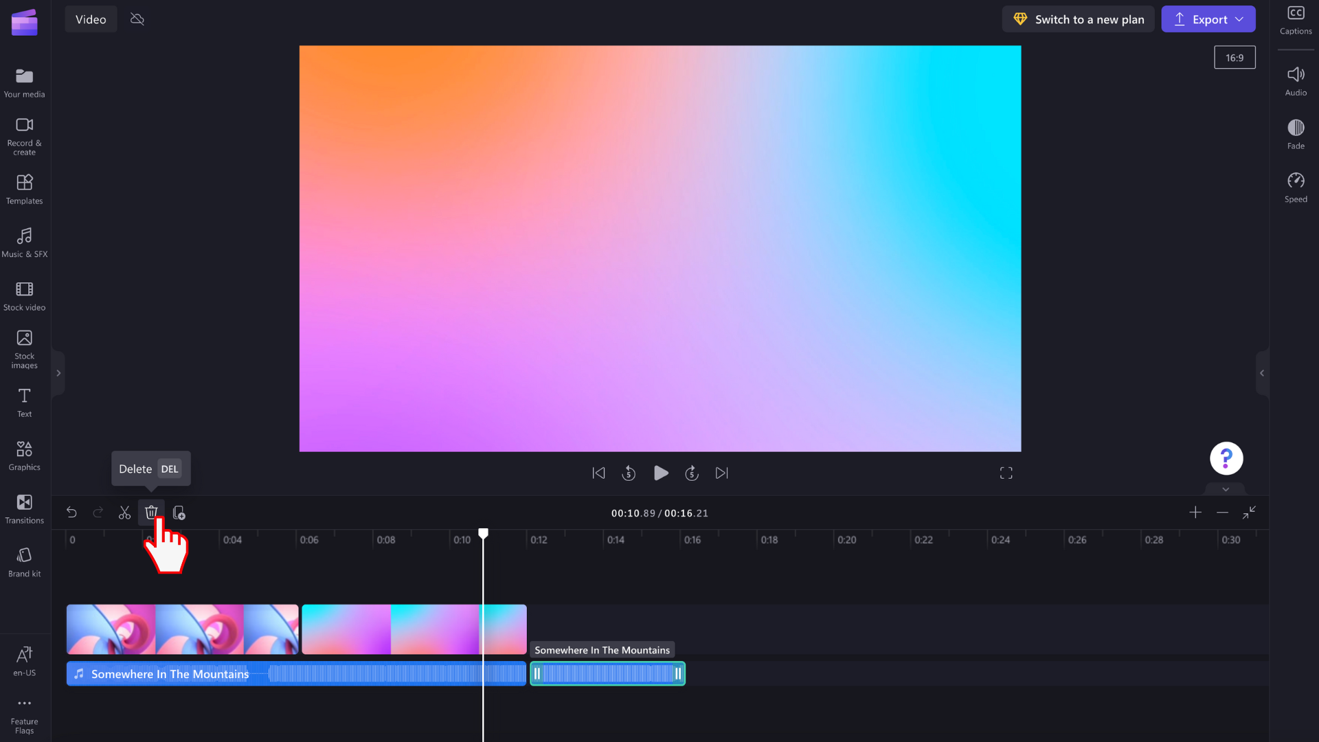 O imagine cu un utilizator glisând și fixând conținut audio în cronologie.