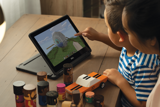 Ребенок использует Minecraft на ноутбуке, а женщина следит за его ноутбуком