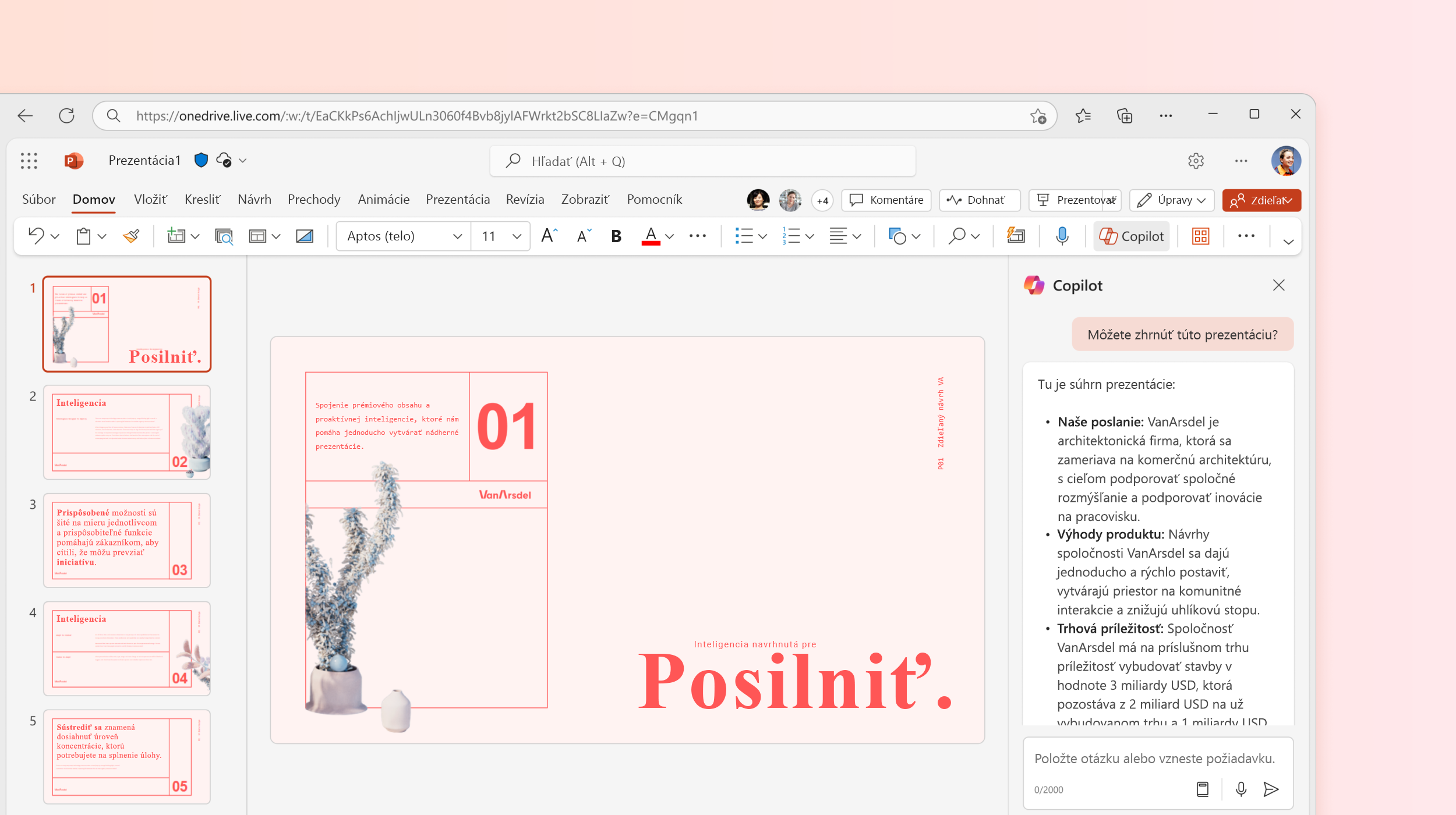 Na snímke obrazovky je zobrazená služba Copilot v aplikácii PowerPoint sumarizujúca prezentáciu.