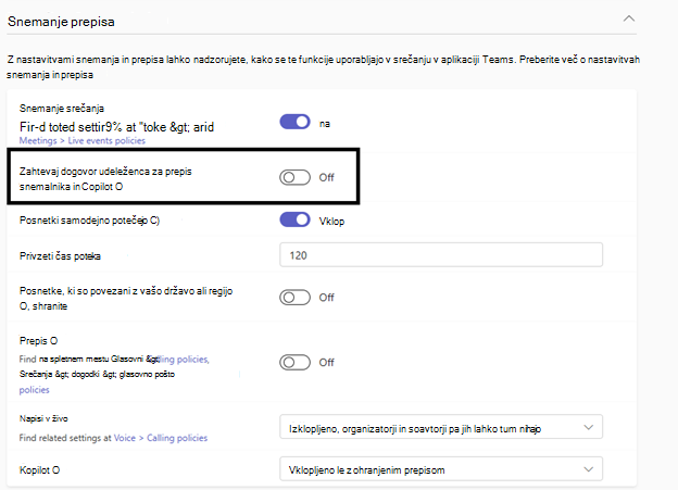 razdelek strani z nastavitvami za Teams. To je razdelek Snemanje & prepisa, kjer lahko nastavite način, kako se obravnavajo posnetki in prepisi. Črna puščica označuje nastavitev, ki zahteva dovoljenje udeležencev srečanja za snemanje, prepis in Kopilot.