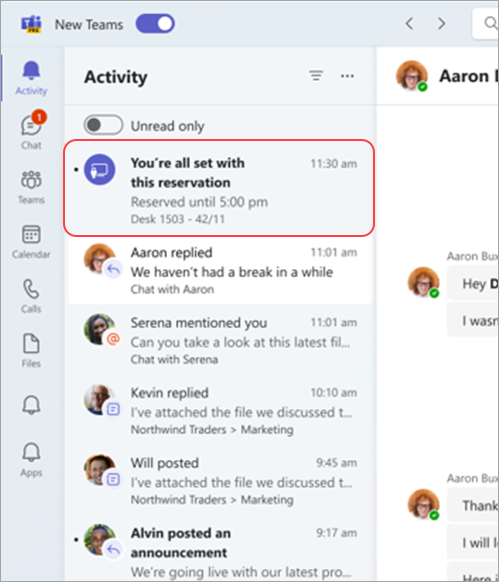 Snimak ekrana koji prikazuje potvrdu rezervacije za radni sto koji može da se rezerviše u feedu o aktivnostima u usluzi Teams nakon dodatne komponente.