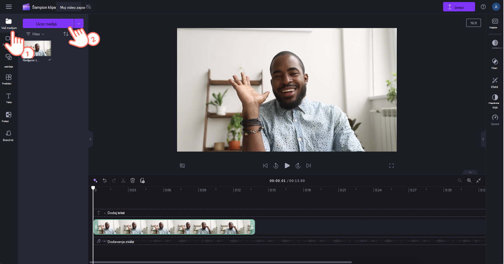 Slika korisnika koji uvozi voiceover u Clipchamp