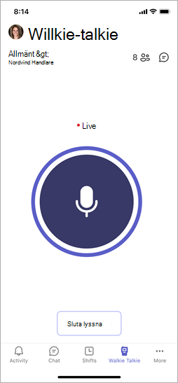 Walkie-talkieskärmen, som visar en kanal vald, knappen Prata och användaren som talar i en kanal.