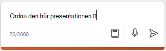Skärmbild av Copilot i PowerPoint som visar en fråga om att organisera presentationen