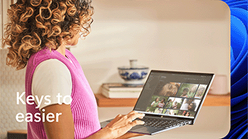 Elinde tuttuğu Windows 11 dizüstü bilgisayarda resimlere bakan bir kadının sol alt köşede "Kolaylığın anahtarları" yazılı resmi