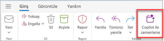 "Copilot ile Zamanla" düğmesinin vurgulandığı Outlook araç çubuğunu gösterir.