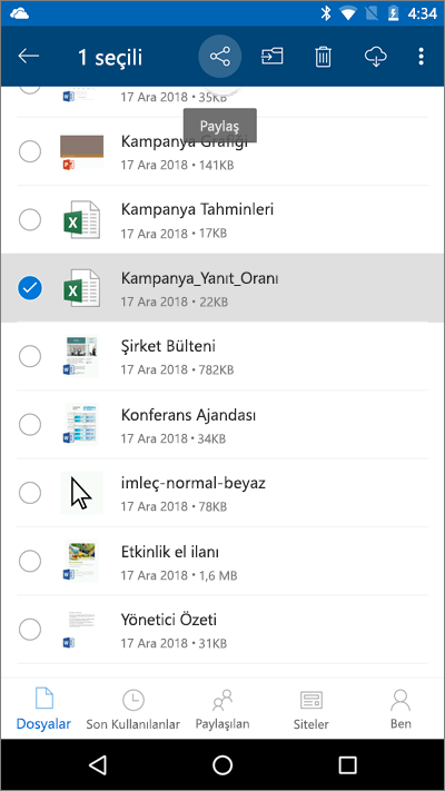 OneDrive mobil uygulamasında dosyanın seçildiğini ve karşıya yükle simgesinin vurgulandığını gösteren ekran görüntüsü
