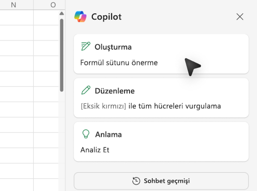 Excel'de Copilot'ı kullanarak formül sütunları ekleme işleminin ekran görüntüsü.