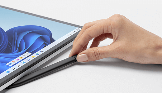 Перо Surface Slim Pen 2 в зоні заряджання під сенсорною панеллю Surface Laptop Studio.