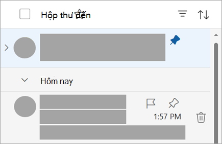 Ảnh chụp màn hình hiển thị danh sách thư có thư được ghim ở trên cùng và một thư chưa ghim bên dưới Email của hôm nay
