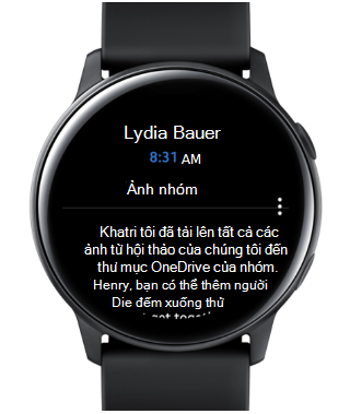 Hiển thị Samsung Galaxy Watch với một email trên màn hình.