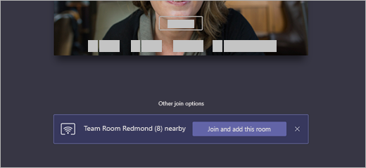 在加入屏幕上，“其他加入选项”有一个弹出窗口，表明附近有一个团队会议室 Redmond，且提供了“加入并添加此会议室”选项