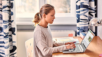 一个女孩正在笔记本电脑上工作